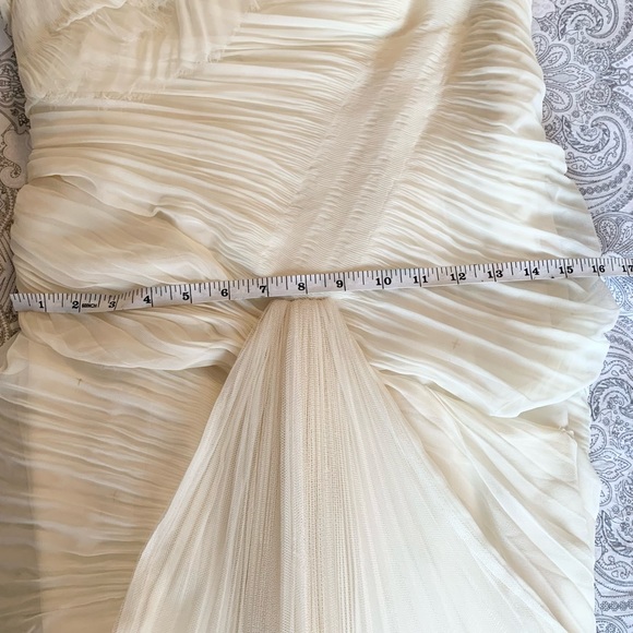 Vera Wang Hayden Wedding Dress - Picture 7 of 16